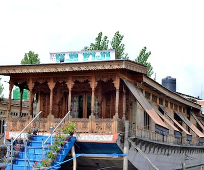 https://imgcld.yatra.com/ytimages/image/upload/t_hotel_yatra_city_desktop/v1441263193/Domestic Hotels/Hotels_Srinagar/Fiji Houseboat/figi_2.jpg